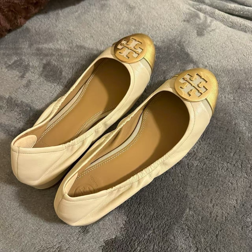 Tory Burch Women's Flats in Cream and Gold